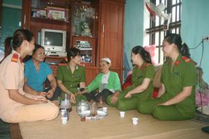 Hàng tháng, các chiến sỹ Công an huyện Kim Bôi đến thăm hỏi, giúp đỡ gia đình mẹ liệt sỹ Quách Thị Biên.